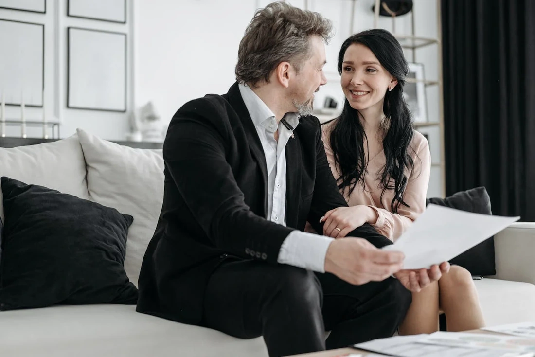 Pareja llegando a acuerdos financieros y organizando su dinero
