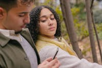 mujer observando el celular de su pareja por celos