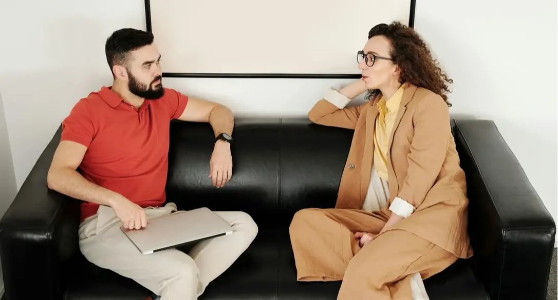 pareja mirandose a los ojos en una sesión de terapia en pareja