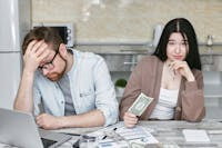 Pareja sentados hablando de temas de finanzas