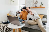 pareja en videollamada de terapia de pareja online