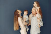 pareja con sus hijos la crianza de los hijos