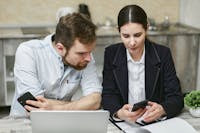 pareja siguiendo las instrucciones de terapia de pareja