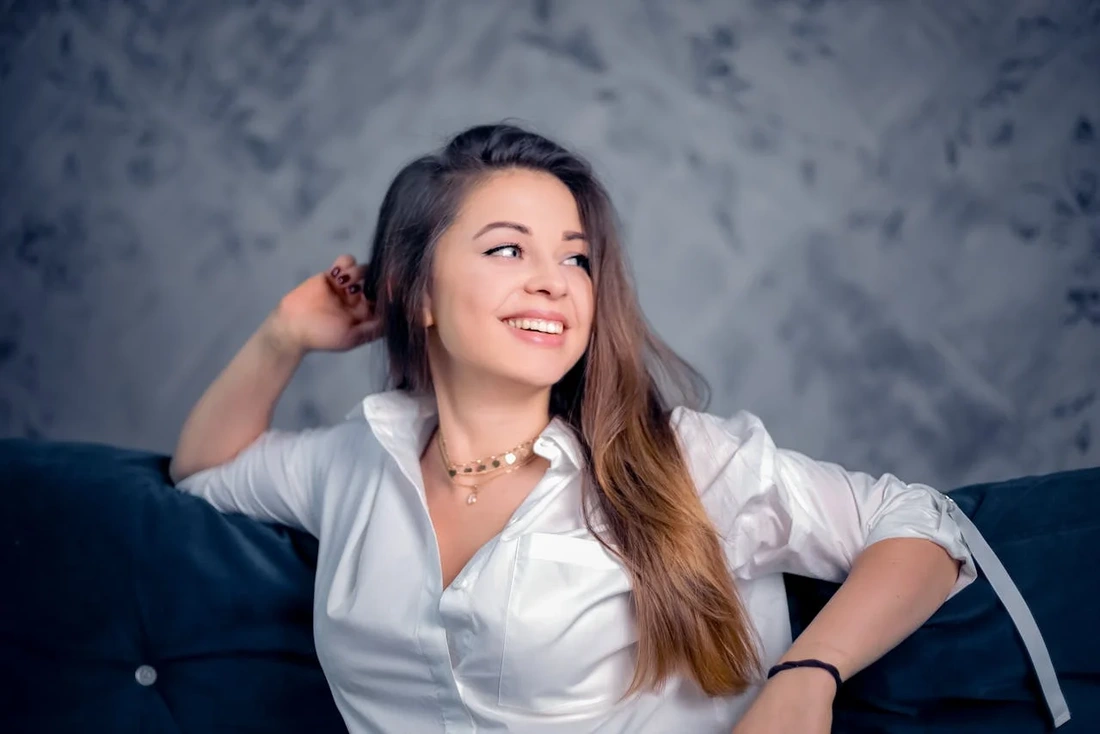 mujer hermosa sonriendo despues de terapia